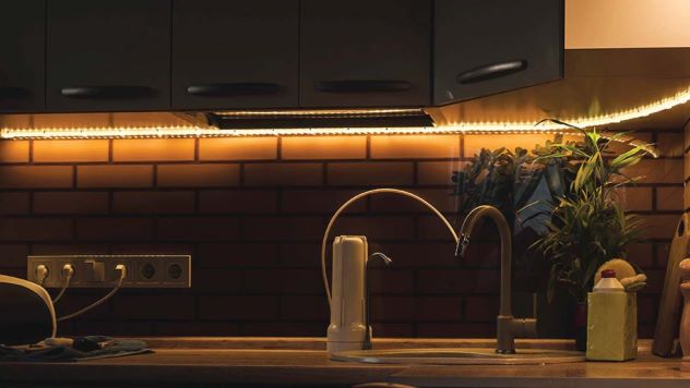 Đèn LED dây ánh sáng vàng vừa sử dụng vừa trang trí tạo cảm giác ấm cúng